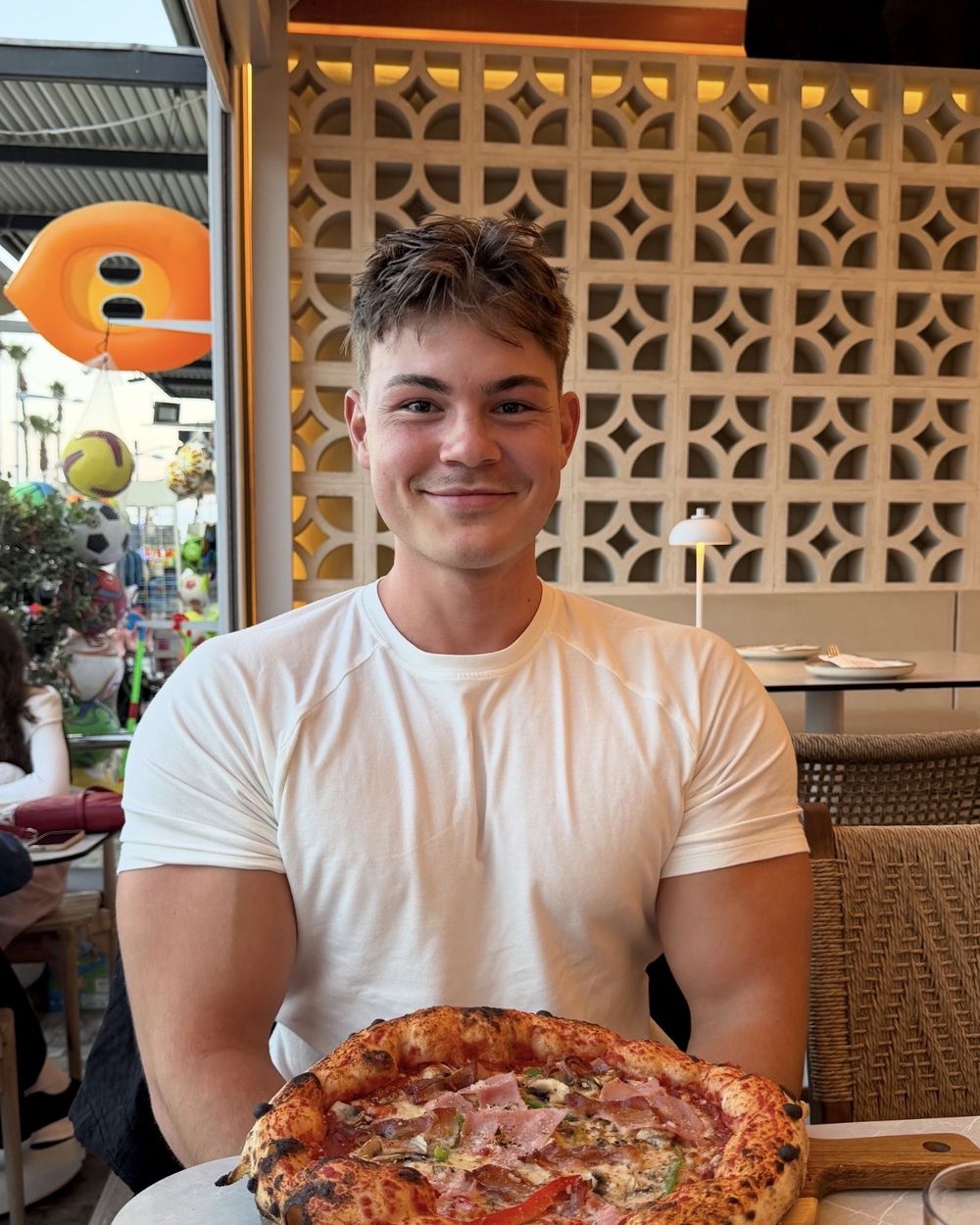 Tobi beim Essen, Pizza auf dem Tisch